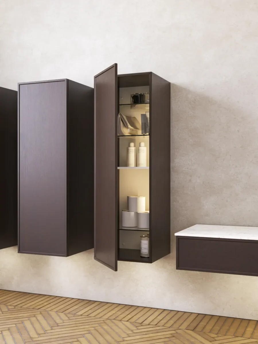 Mørke skap med åpne hyller