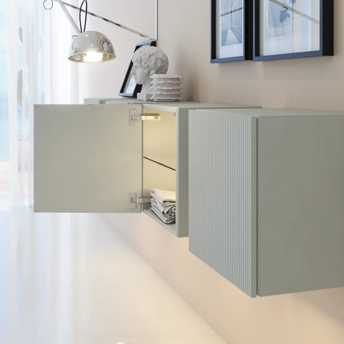 Vegghylle med åpne skapdører.