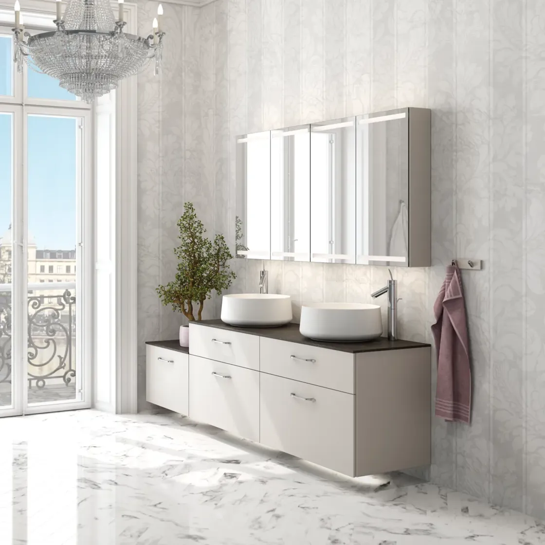 Moderne baderom med doble vasker