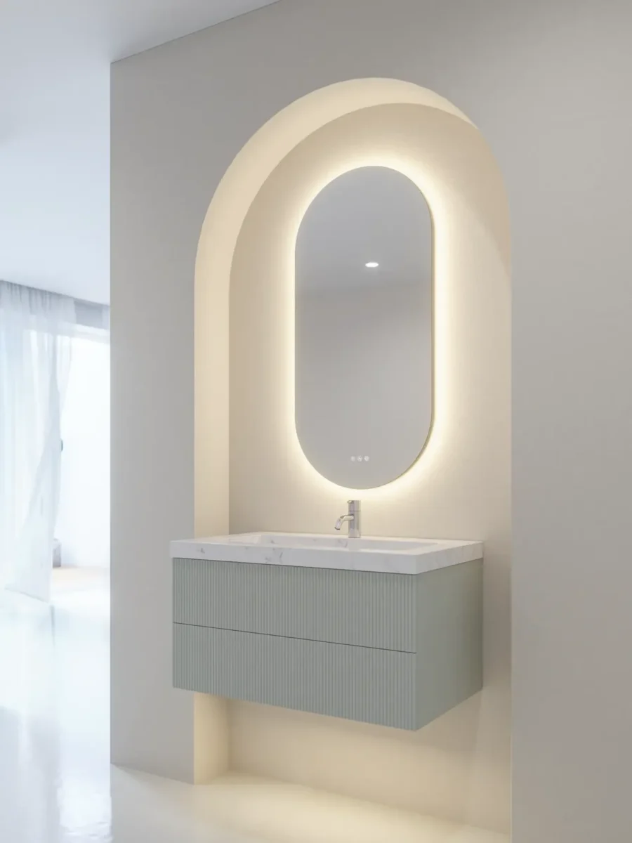 Baderomsinnredning med ovalt speil.