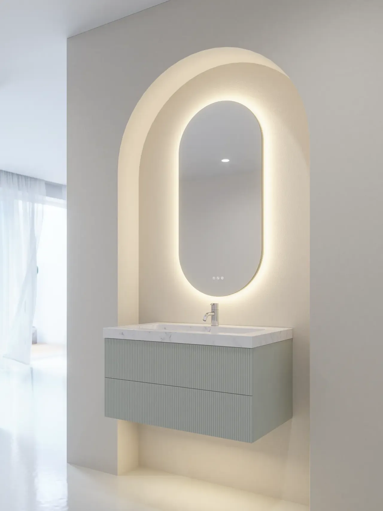 Baderomsinnredning med ovalt speil.