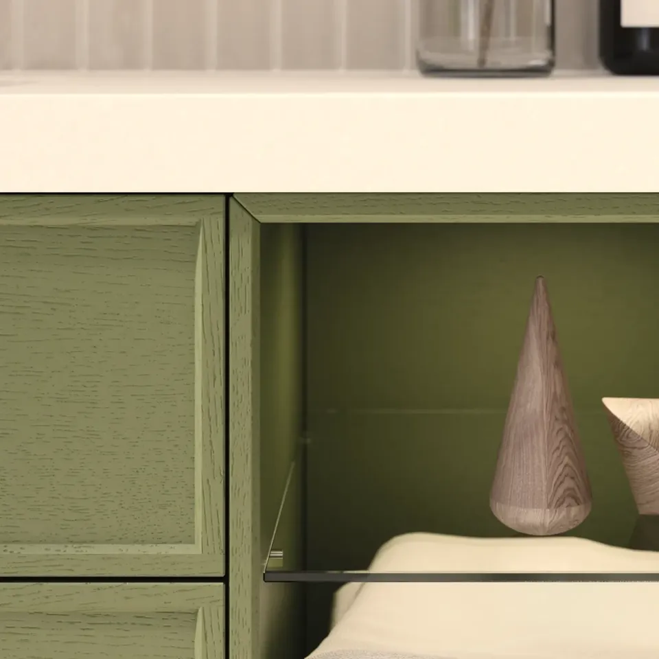 Grønn kommode med dekorobjekter